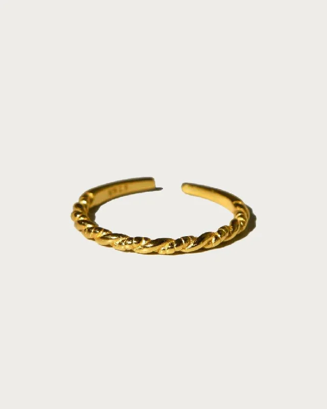 Timeless Elegance Now At Special Discounts Stylish Looks Mucho Twirl Midi Ring