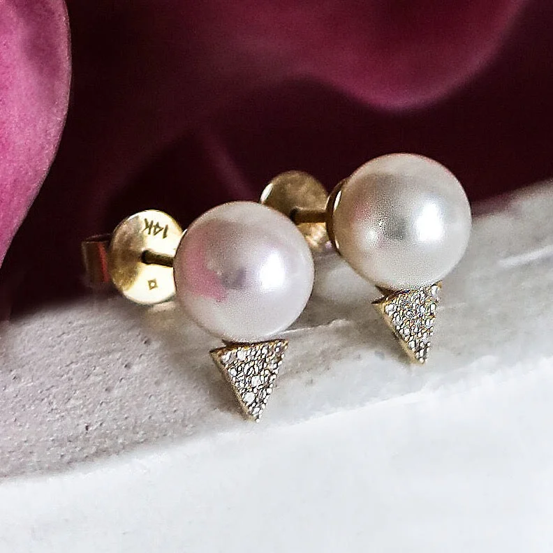 Discounted Jewelry For A Glamorous Look Break Fashion Norms BARRIE PEARL STUD EARRINGS Discounted Jewelry For A Glamorous Look Break Fashion Norms BARRIE PEARL STUD EARRINGS
